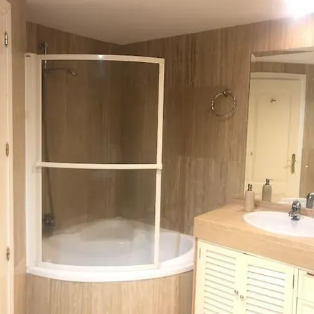 Amazing Modern Next To Pool. アパート